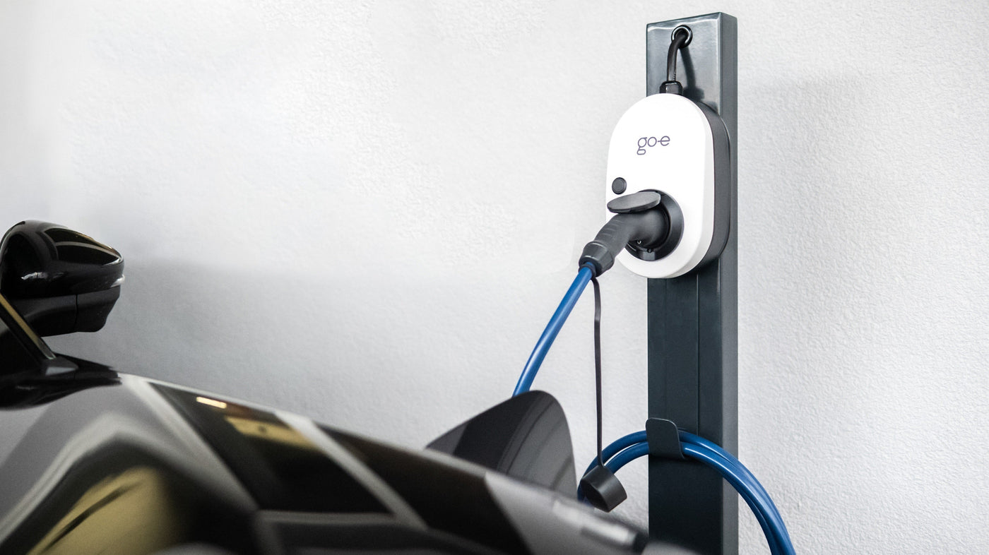 go-e Charger + Standfuß mit Kabelhalterung